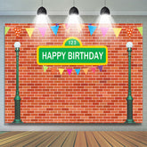 Lampadaire vert et toile de fond de joyeux anniversaire en brique rouge